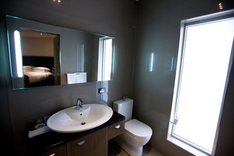 The Commodore - New Castle Holiday 13