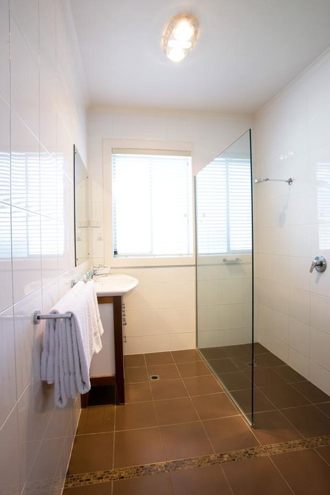 The Commodore - New Castle Holiday 24