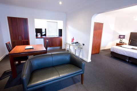 The Commodore - New Castle Holiday 32