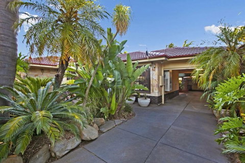 The Palms - New Castle Holiday 7