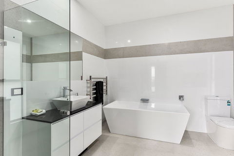 KENNEDY EXECUTIVE TOWNHOUSE - New Castle Holiday 1