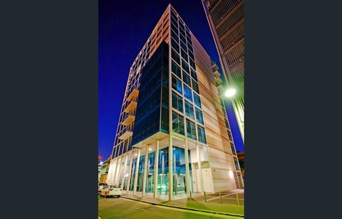 Stylish And Comfortable, Views Over Gouger St! - New Castle Holiday 21