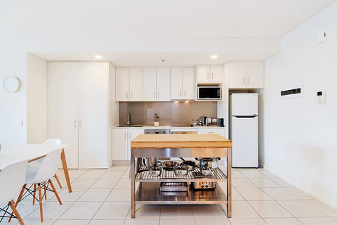 Stylish And Comfortable, Views Over Gouger St! - New Castle Holiday 8