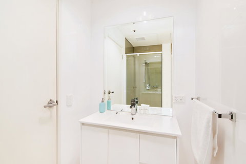 Stylish And Comfortable, Views Over Gouger St! - New Castle Holiday 15