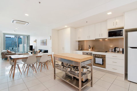 Stylish And Comfortable, Views Over Gouger St! - New Castle Holiday 5