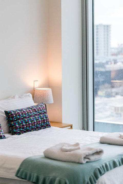 Stylish And Comfortable, Views Over Gouger St! - New Castle Holiday 10