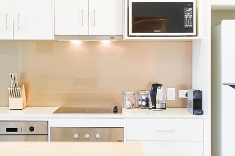 Stylish And Comfortable, Views Over Gouger St! - New Castle Holiday 7