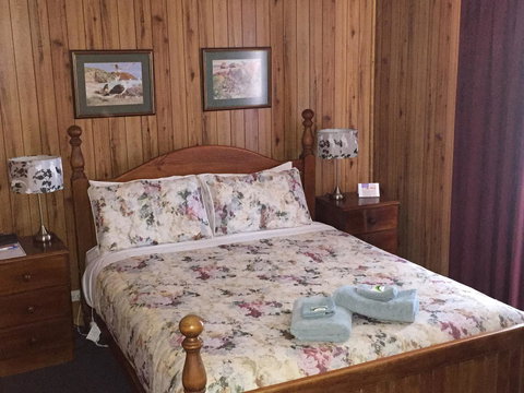 Clare Valley Cabins - New Castle Holiday 28