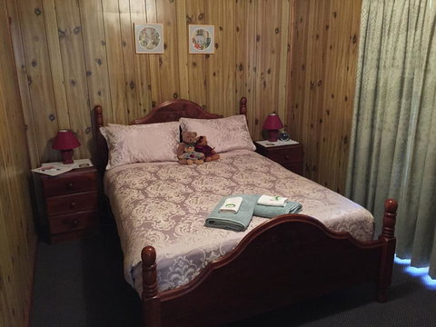 Clare Valley Cabins - New Castle Holiday 18