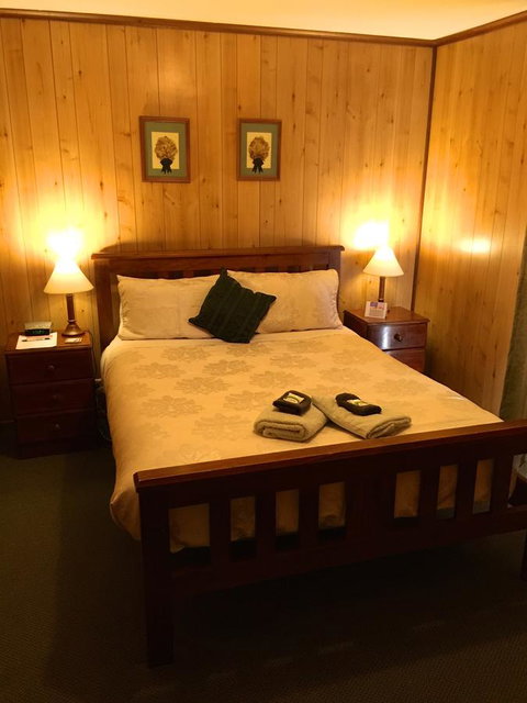 Clare Valley Cabins - New Castle Holiday 11