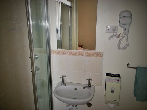 Sonbern Lodge Motel - New Castle Holiday 12