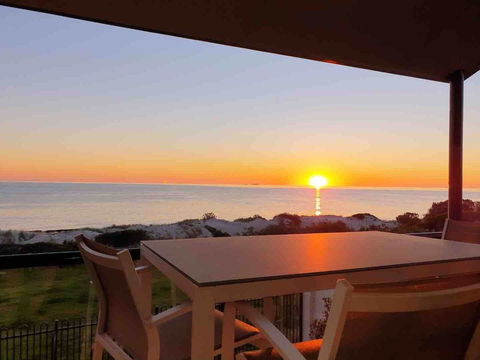Luxurious 3 Bedroom Beachfront - Panoramic Views - New Castle Holiday 0
