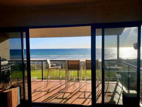 Luxurious 3 Bedroom Beachfront - Panoramic Views - New Castle Holiday 3