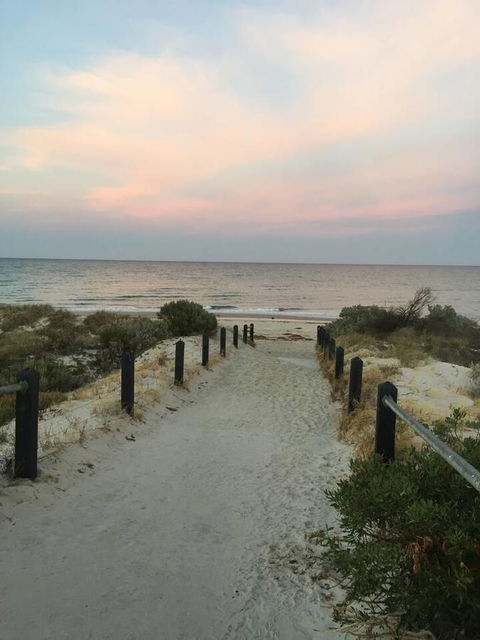 Luxurious 3 Bedroom Beachfront - Panoramic Views - New Castle Holiday 12