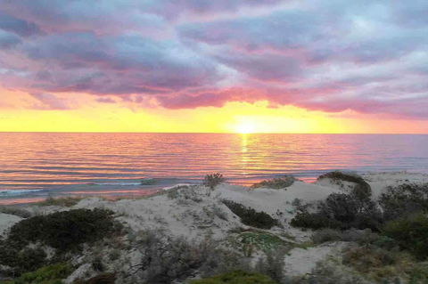 Luxurious 3 Bedroom Beachfront - Panoramic Views - New Castle Holiday 14