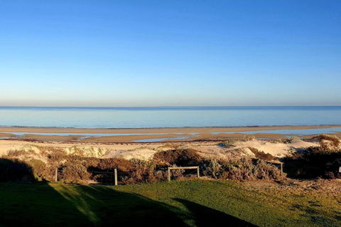 Luxurious 3 Bedroom Beachfront - Panoramic Views - New Castle Holiday 13