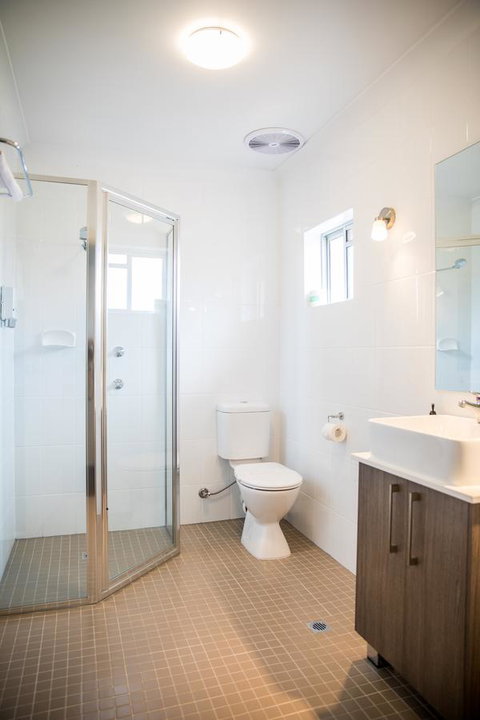 Lilac City Motor Inn & Steakhouse - New Castle Holiday 6