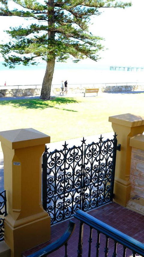 The Grand Ocean Apartment - New Castle Holiday 9