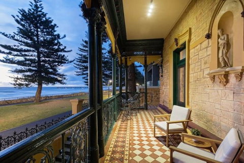 The Grand Ocean Apartment - New Castle Holiday 3