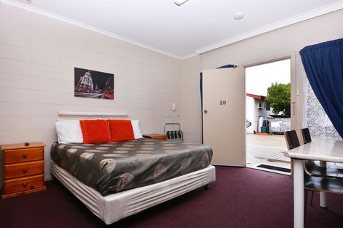 Motel Poinsettia - New Castle Holiday 3