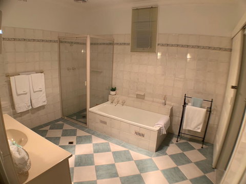 On Gilbert - New Castle Holiday 9