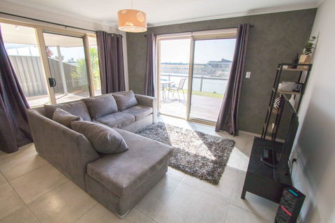 Waterfront On Jefferson, At Wellington Marina, SA - New Castle Holiday 6