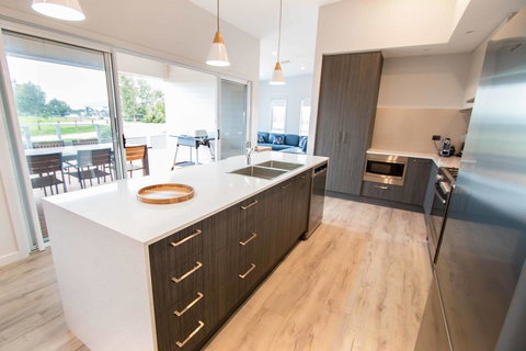 Wellington Lake Retreat - New Castle Holiday 3