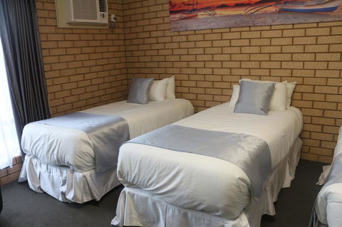 Carnarvon Motel - New Castle Holiday 12