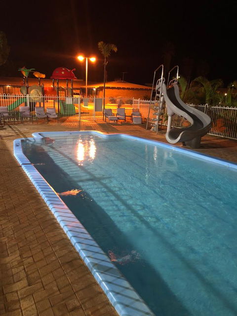 Carnarvon Motel - New Castle Holiday 11