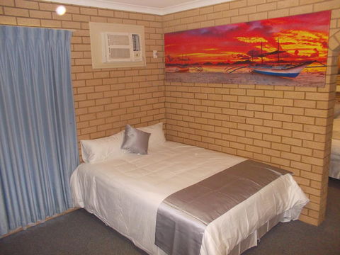 Carnarvon Motel - New Castle Holiday 35