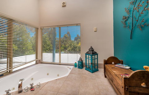 Chimes Spa Retreat - New Castle Holiday 9