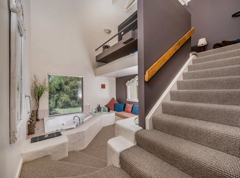 Chimes Spa Retreat - New Castle Holiday 17