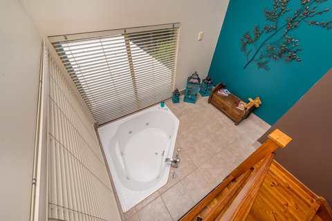 Chimes Spa Retreat - New Castle Holiday 11