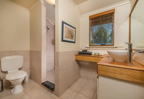 Chimes Spa Retreat - New Castle Holiday 18