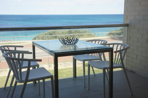 Cottesloe Beachfront Ocean View Apartment - New Castle Holiday 5
