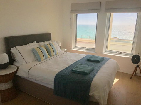 Cottesloe Beachfront Ocean View Apartment - New Castle Holiday 2