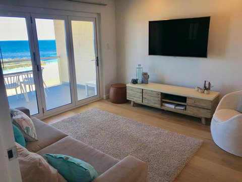 Cottesloe Beachfront Ocean View Apartment - New Castle Holiday 6
