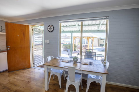 Shark Bay Seafront Apartments - New Castle Holiday 3