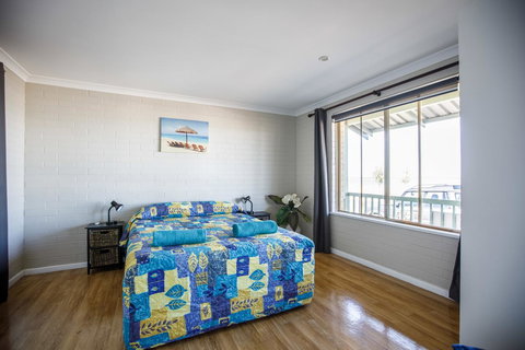 Shark Bay Seafront Apartments - New Castle Holiday 31