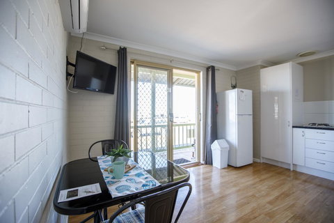 Shark Bay Seafront Apartments - New Castle Holiday 23