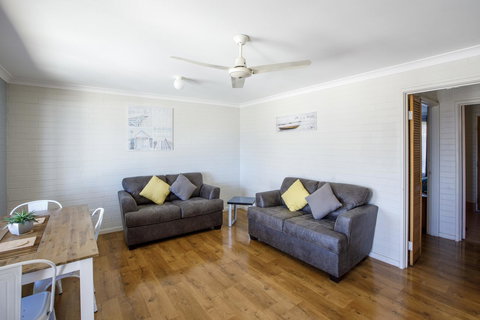 Shark Bay Seafront Apartments - New Castle Holiday 14