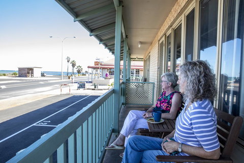 Shark Bay Seafront Apartments - New Castle Holiday 19