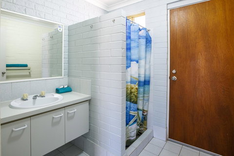 Shark Bay Seafront Apartments - New Castle Holiday 10