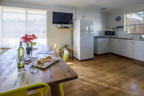 Shark Bay Seafront Apartments - New Castle Holiday 37