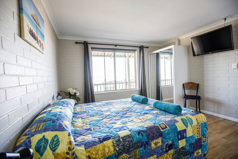 Shark Bay Seafront Apartments - New Castle Holiday 4