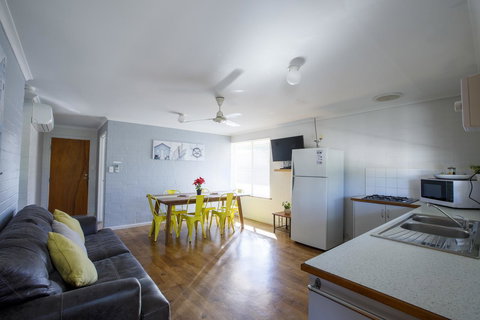 Shark Bay Seafront Apartments - New Castle Holiday 39