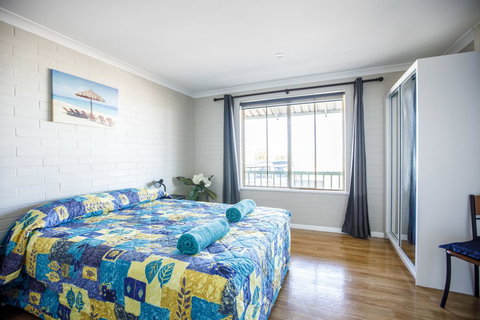 Shark Bay Seafront Apartments - New Castle Holiday 29