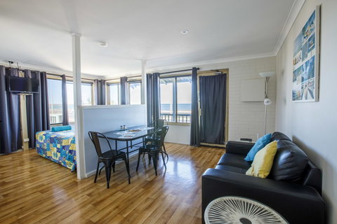 Shark Bay Seafront Apartments - New Castle Holiday 34