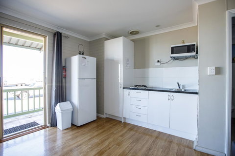 Shark Bay Seafront Apartments - New Castle Holiday 5