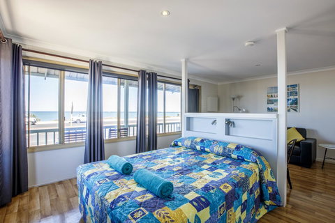Shark Bay Seafront Apartments - New Castle Holiday 16